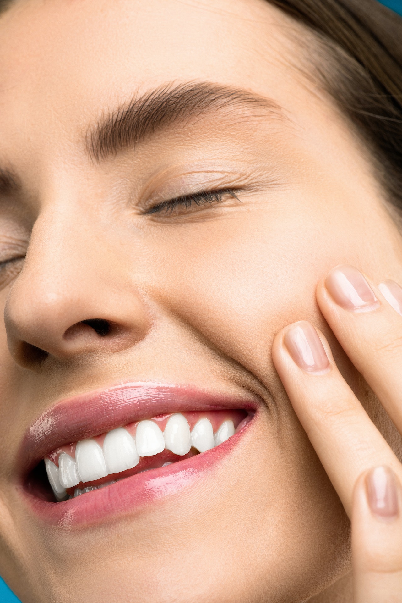 Wisdom tooth pain woman experiencing wisdom tooth pain